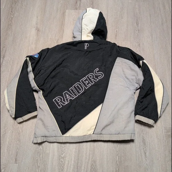 Vintage 90s Pro Player Oakland Raiders NFL Puffer Jacket Black Gray Cream Size L